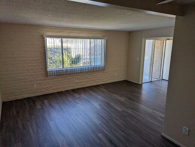 Building Photo - Two bedroom central location with AC and c...