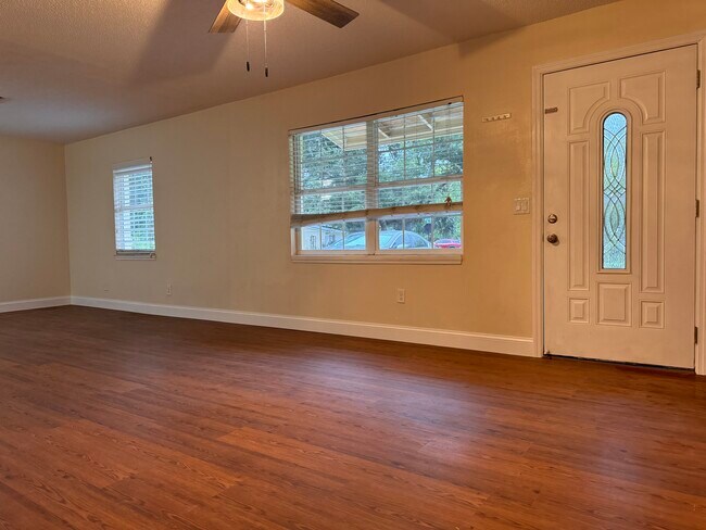 Building Photo - 724 Carmen Dr