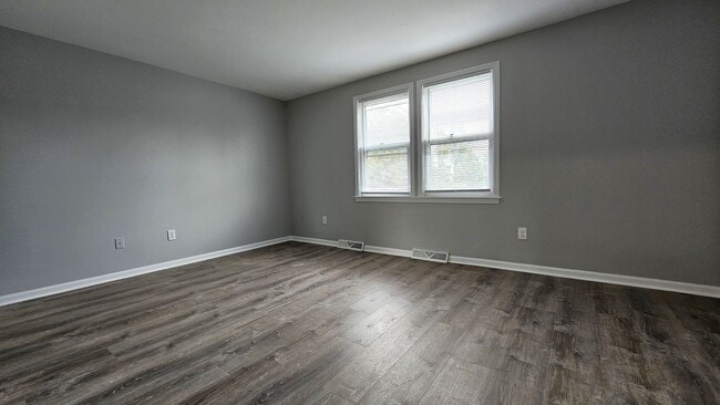 Building Photo - 158 Main St