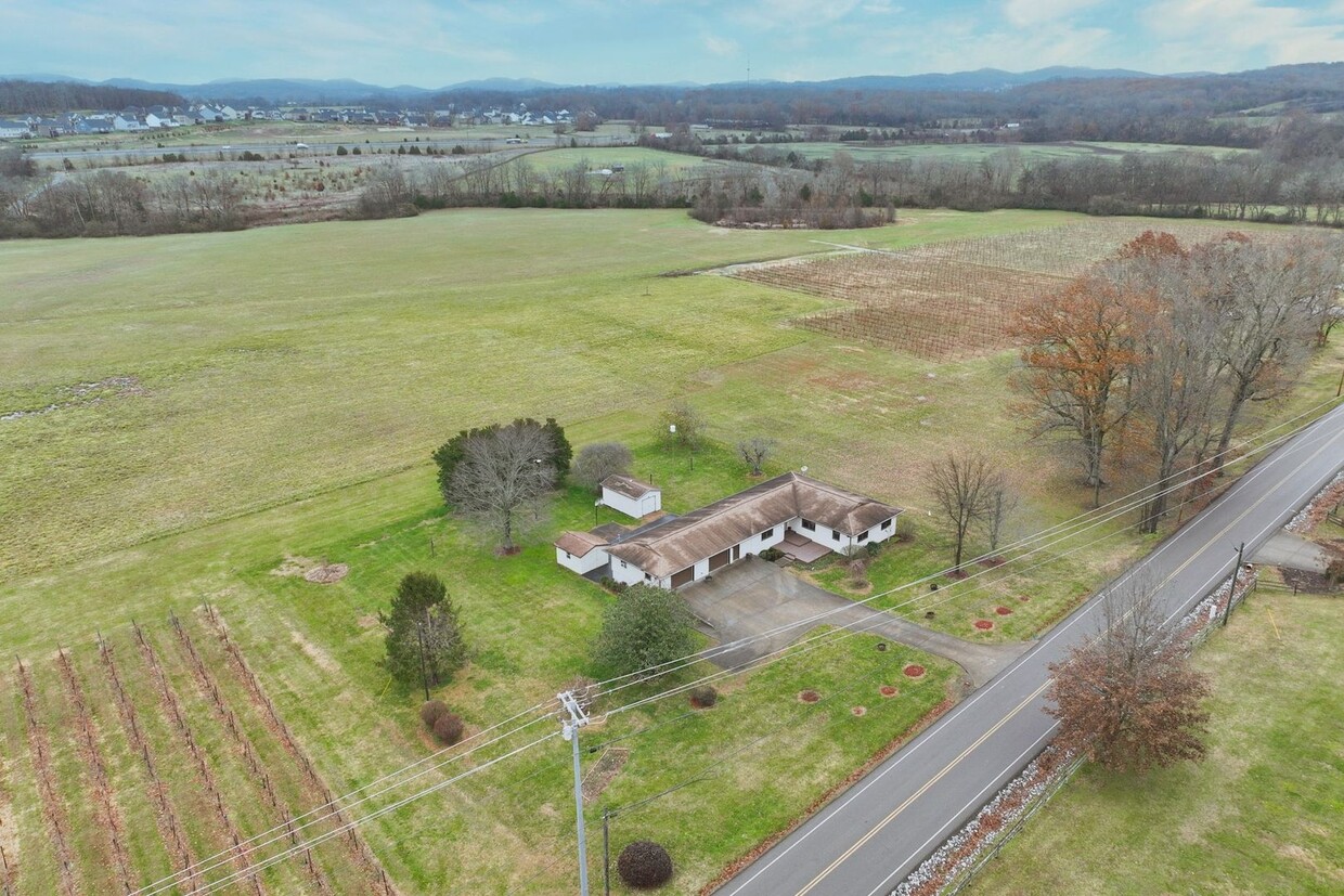 Primary Photo - **4 BEDROOM SINGLE LEVEL RANCH HOME ON ACR...