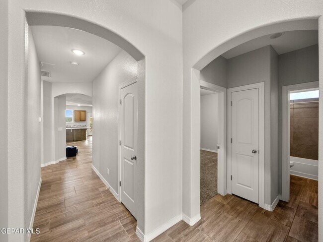 Foto del edificio - 5916 Hidden Acres Dr