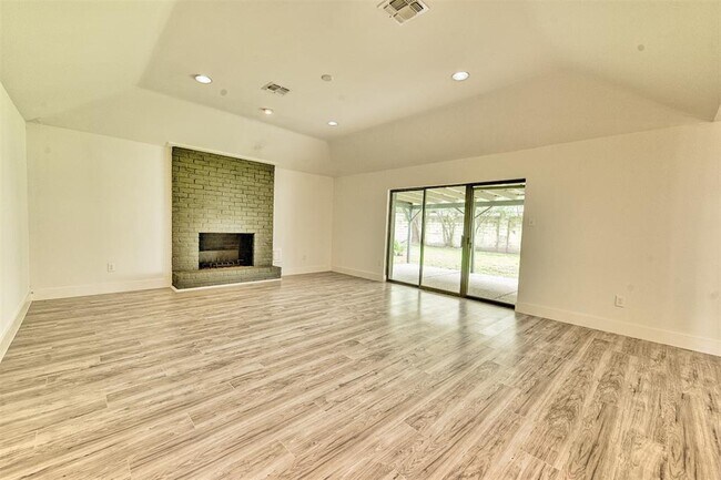 Foto del edificio - 15626 Whitewater Ln