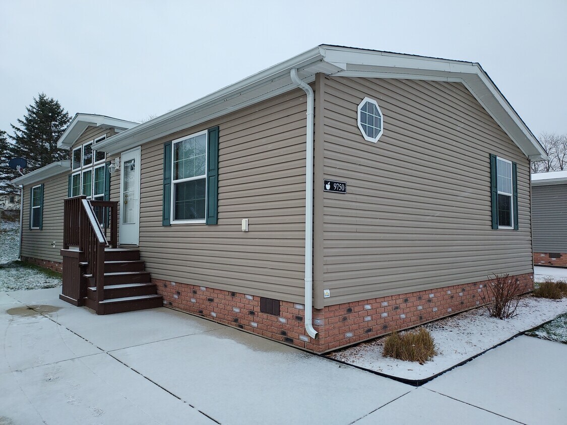 9750 Kenyon Ave, Fenton, MI 48430 House for Rent in Fenton, MI