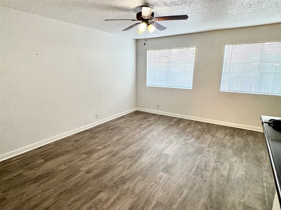 Foto del edificio - 11002 Hammerly Blvd