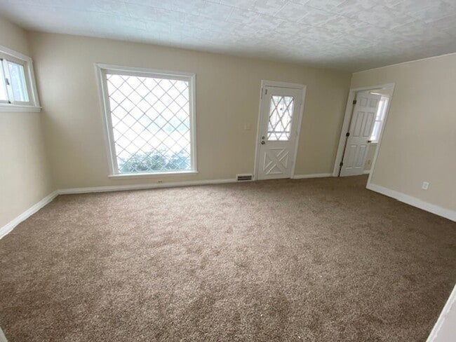 Building Photo - Cozy West Akron Ranch w/ Finished Basement & Garage