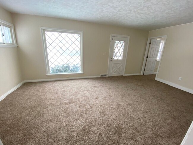 Foto del edificio - Cozy West Akron Ranch w/ Finished Basement & Garage