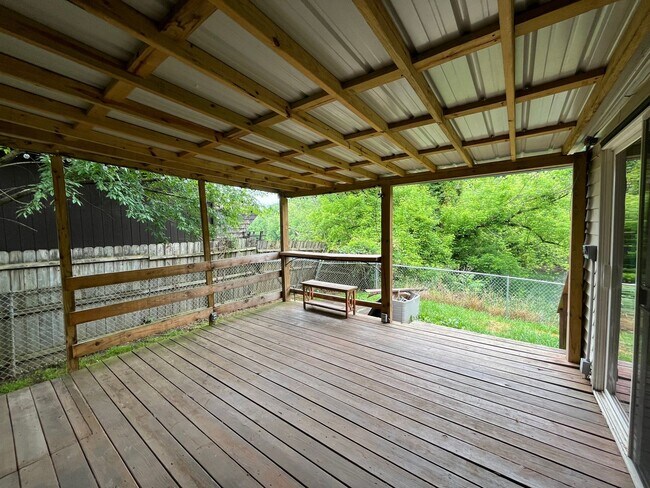 Foto del edificio - River Front! 3 Bedroom/2 Bathroom Home on the Elk River. Beautiful views. 2-Car Garage.