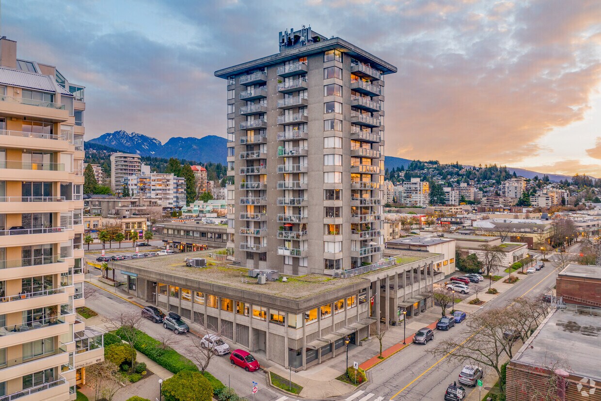 Primary Photo - Hollyburn Plaza