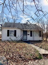 Building Photo - 2304 S 10th St