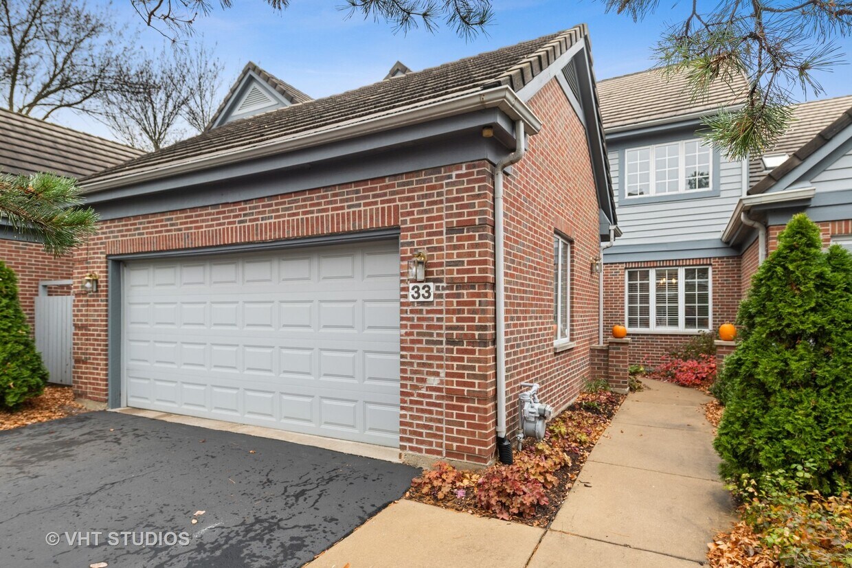 33 Stonehenge Ct, Burr Ridge, IL 60527 Condo for Rent in Burr Ridge