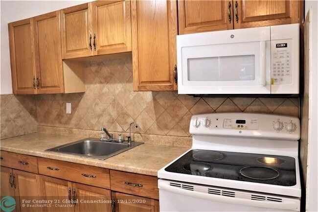 Building Photo - 6792 Miramar Pkwy
