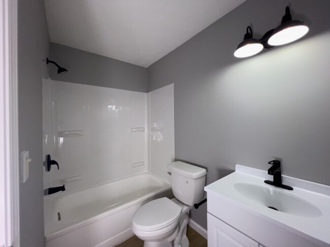 Foto del edificio - 2468 Lakeshore Blvd