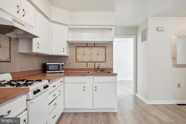 Building Photo - 2855 E Thompson St