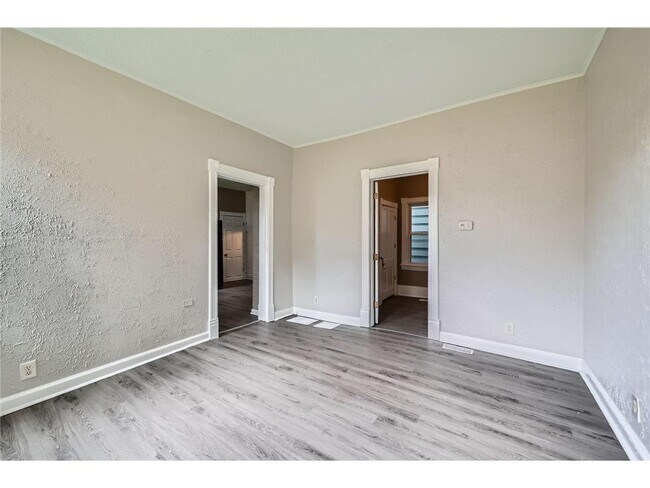 Foto del edificio - 911 Sims Ave