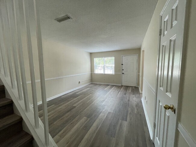 Building Photo - Town House For Rent