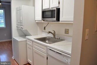 Building Photo - 1523 Colonial Dr