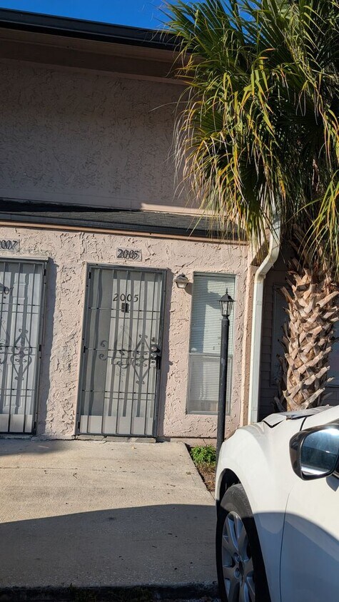 Foto principal - Two Bedrooms with terrace and fenced patio...