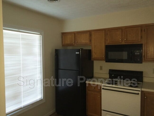 Building Photo - 2216 High Bush Cir