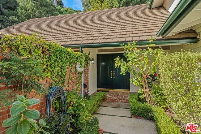 Building Photo - 2325 Banyan Dr