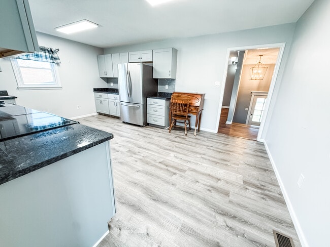 Building Photo - 208 Green Acres Dr