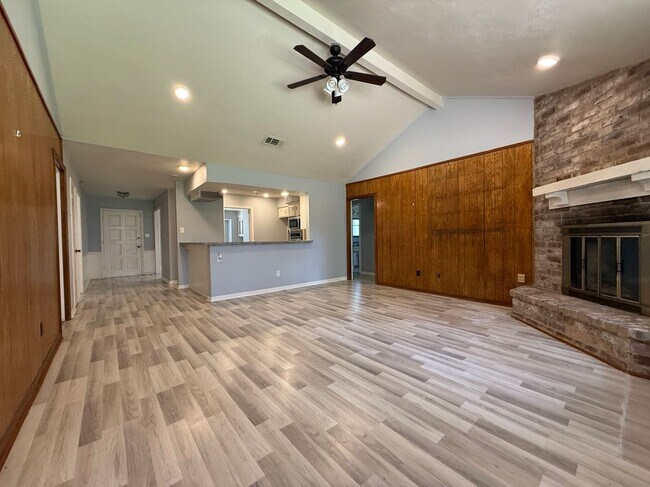 Foto del edificio - 422 Gamewood Dr