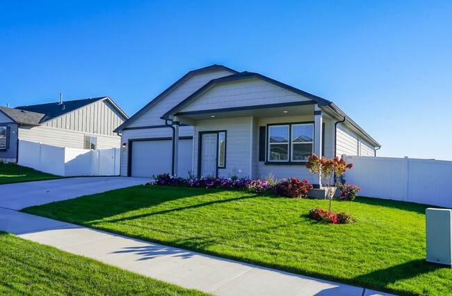 Building Photo - Charming and Exceptionally Clean, 3 Bedroom