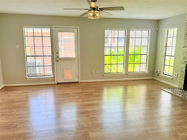 Foto del edificio - 17289 Saturn Ln