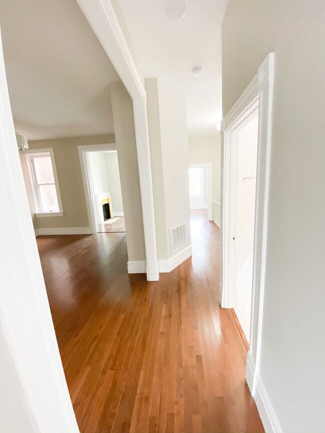 Building Photo - Fully Remodeled 2 bed 1 bath, just steps from Cherokee