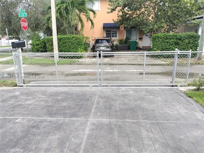 Foto del edificio - 2700 SW 28th Ct