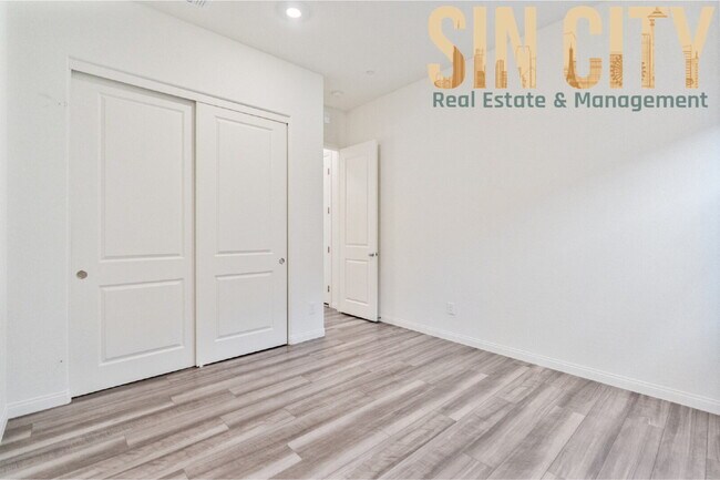 Foto del edificio - 11828 Black Canary Ave