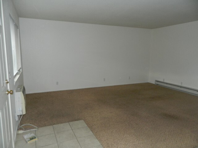 Building Photo - Two bedroom in town! Close to stores!