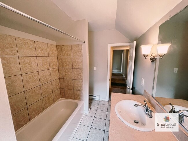 Foto del edificio - 5 bed 2 bath Single Family Home
