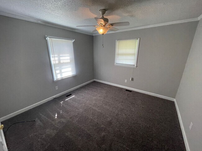 Building Photo - 3 Bedroom House with Screened Porch and Fe...