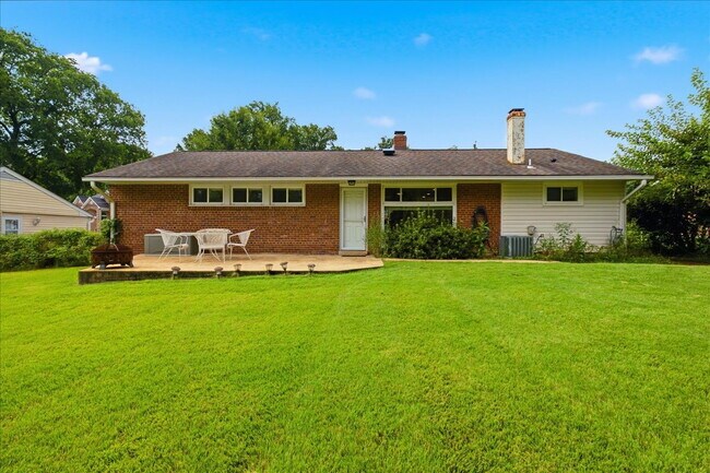 Foto del edificio - Charming 4-Bedroom Springfield Rambler Near Lake Accotink Park