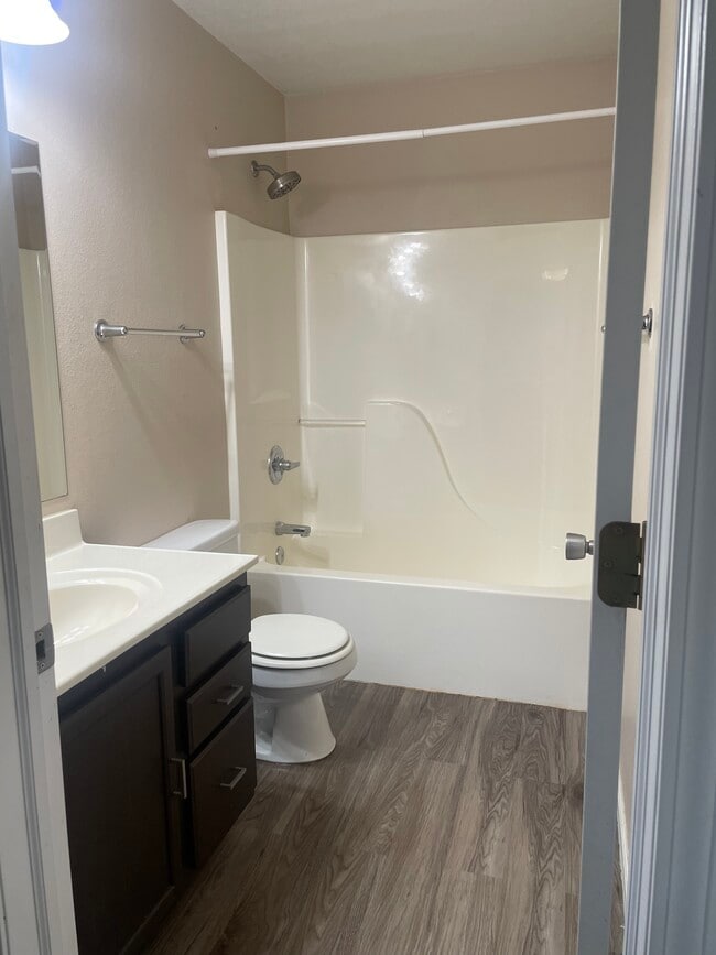 Foto del edificio - 1351 E Oakland St