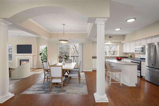 Foto del edificio - Lake Hazeltine Woods