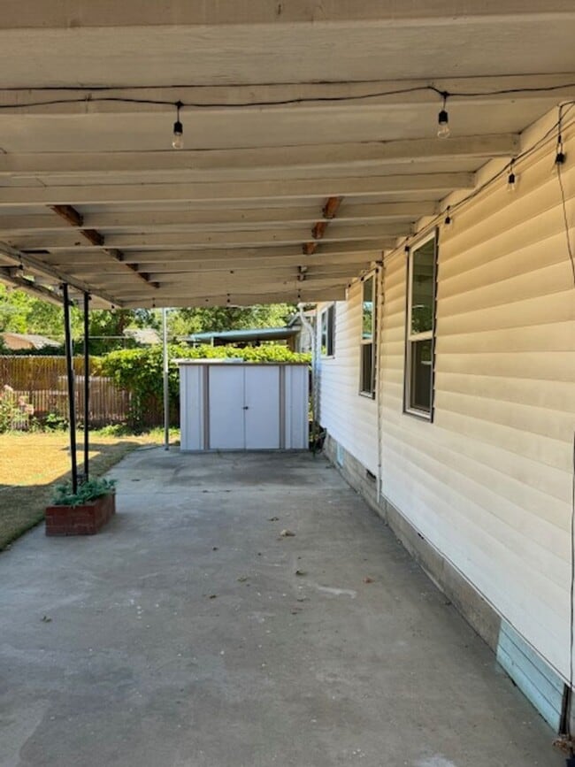 Foto del edificio - SINGLE LEVEL HOME WITH SPACIOUS FENCED IN YARD