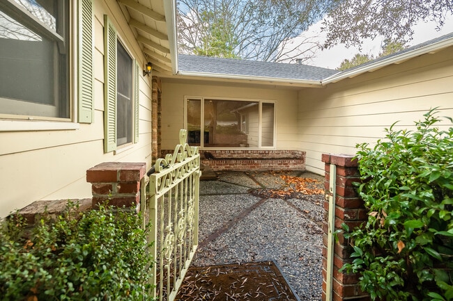 Building Photo - 153 Gramercy Dr