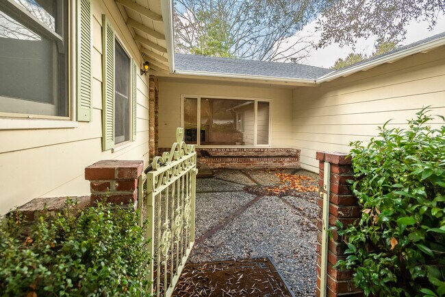 Foto del edificio - 153 Gramercy Dr