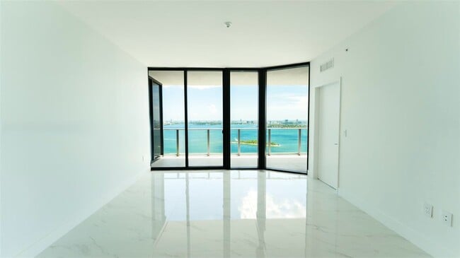 Foto del edificio - 700 NE 24th St