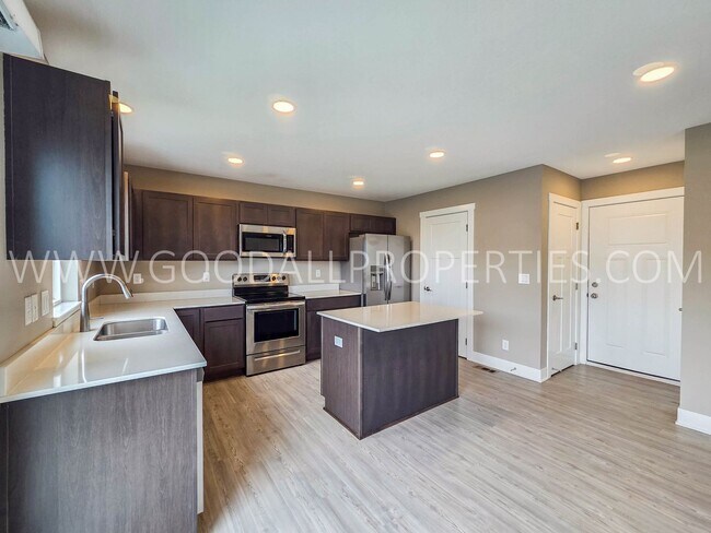 Foto del edificio - 4-Bedroom, 3.5-Bath Home with Walkout Finished Basement in Norwalk