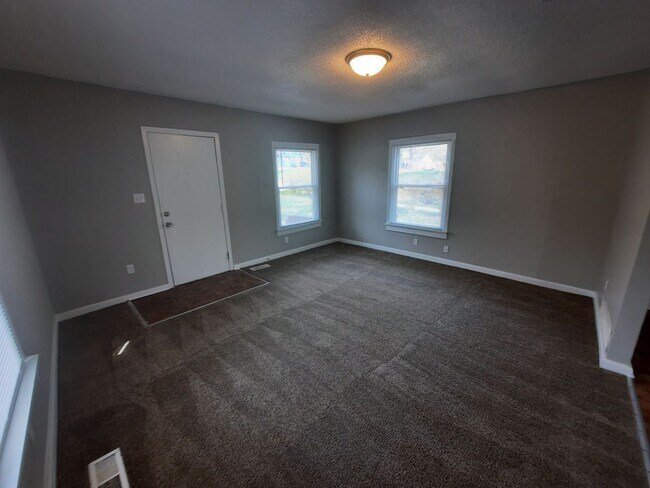 Foto del edificio - 2 bedroom, 1 bathroom home on large corner...