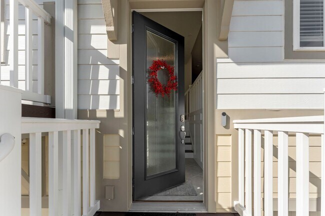 Foto del edificio - Introducing a captivating 3-story townhome...