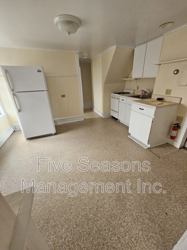 Foto del edificio - 465-467 Colchester Avenue - 3