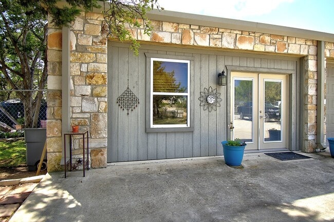 Building Photo - 110 Real Woods View E