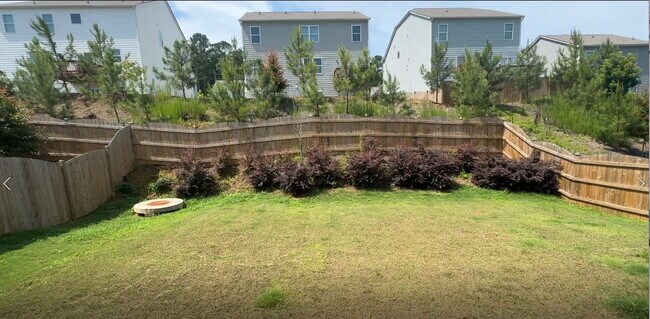 Building Photo - FENCED IN BACK YARD