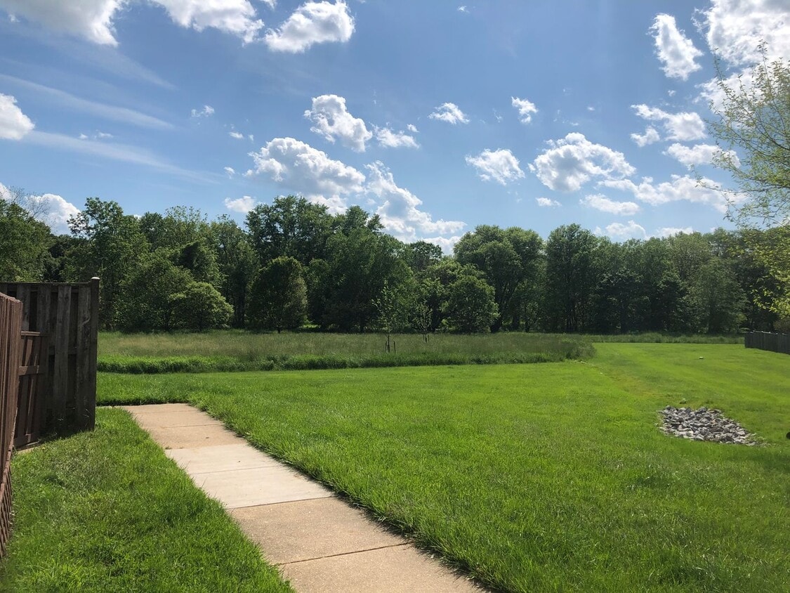 Building Photo - Beautiful 3 bedroom 2.5 bath townhome for rent!