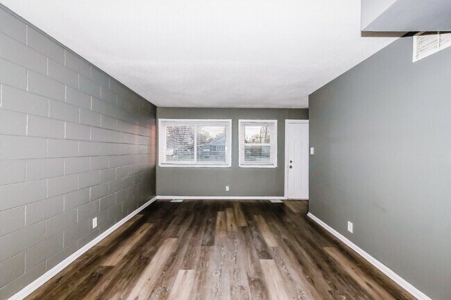 Foto del edificio - Charming 2 Bed, 1 Bath Apartment in Indianapolis - Don't Miss Out!