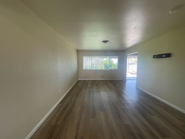 Building Photo - Move-In Special! Get 2 Weeks Free on Secon...