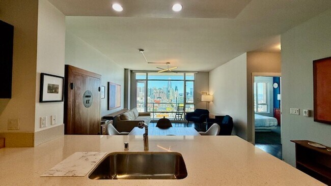 Foto del edificio - FURNISHED Modern 1BR + Den/1BA w/ Breathta...